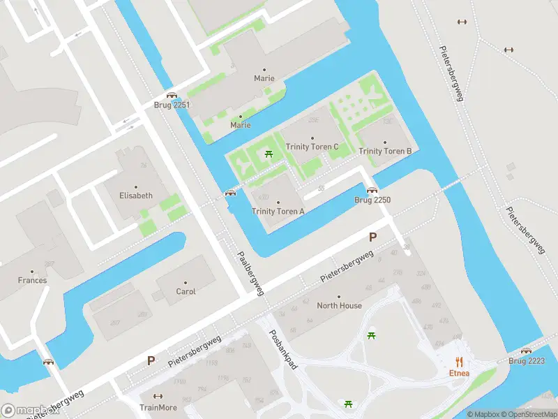 Ambulance met grote spoed naar de Pietersbergweg in Amsterdam