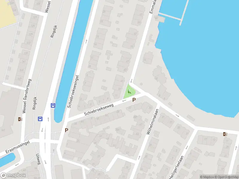 Ambulance met gepaste spoed naar de Emmalaan in Rotterdam