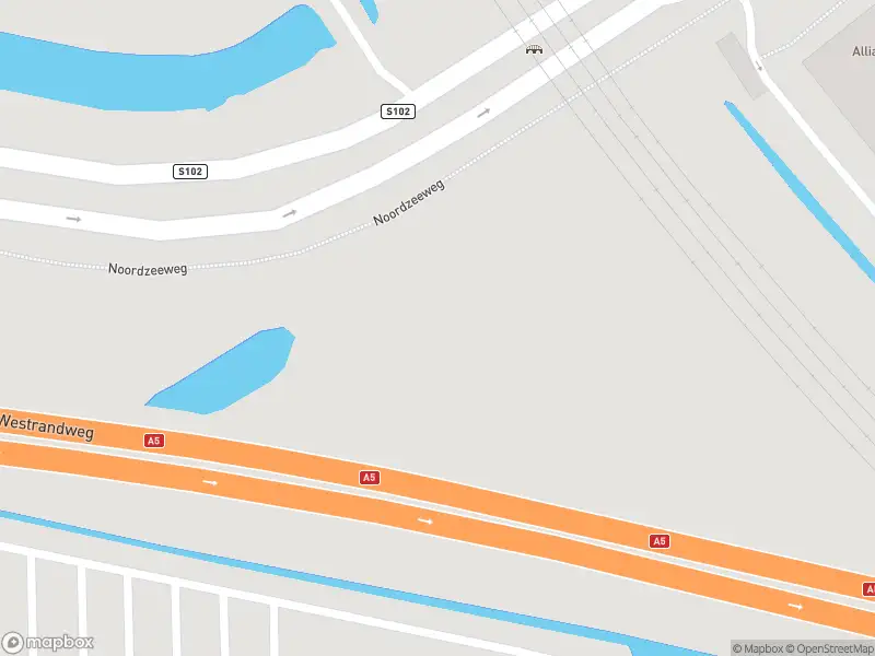 Ambulance met gepaste spoed naar de Noordzeeweg in Amsterdam