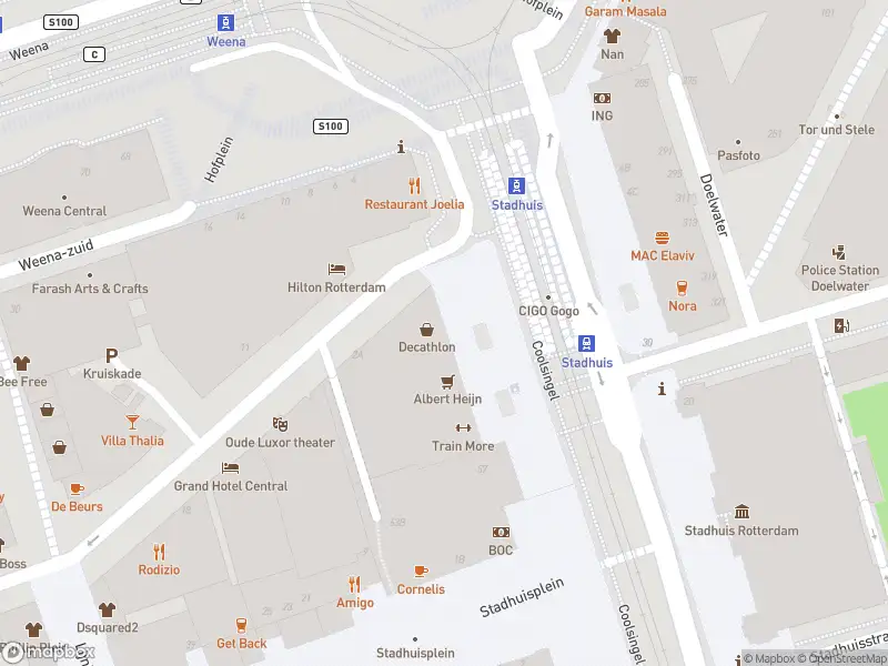 Ambulance met grote spoed naar de Coolsingel in Rotterdam