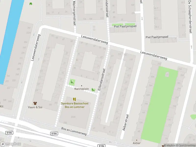 Ambulance met gepaste spoed naar de Elfendansstraat in Amsterdam