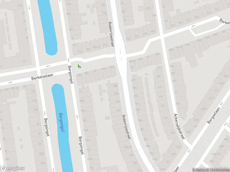 Ambulance met grote spoed naar de Rodenrijsestraat in Rotterdam