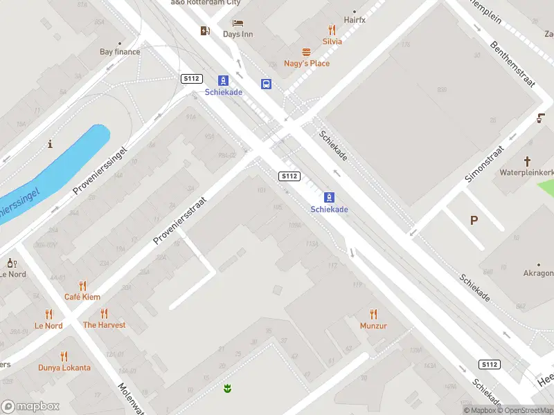 Ambulance met grote spoed naar de Schiekade in Rotterdam