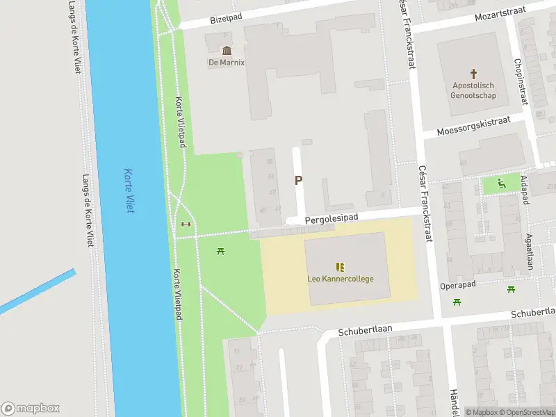 Ambulance met grote spoed naar de Pergolesipad in Leiden