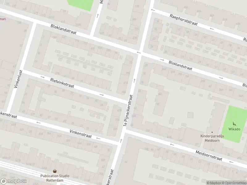 Ambulance met grote spoed naar de 1e Pijnackerstraat in Rotterdam