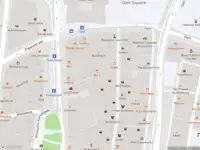 Ambulance met gepaste spoed naar de Jonge Roelensteeg in Amsterdam