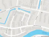 Ambulance met grote spoed naar de Burgemeester Bletzstraat in Amsterdam