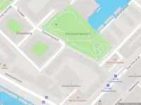 Ambulance met grote spoed naar de Oostenburgerpark in Amsterdam