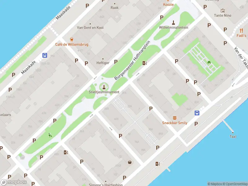 Ambulance met grote spoed naar de Burgemeester Hoffmanplein in Rotterdam