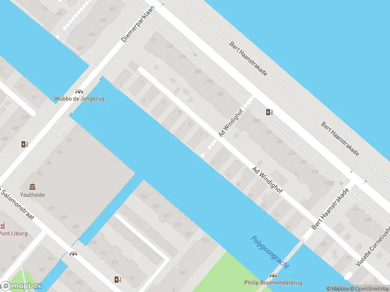 Ambulance met grote spoed naar de Ad Windighof in Amsterdam