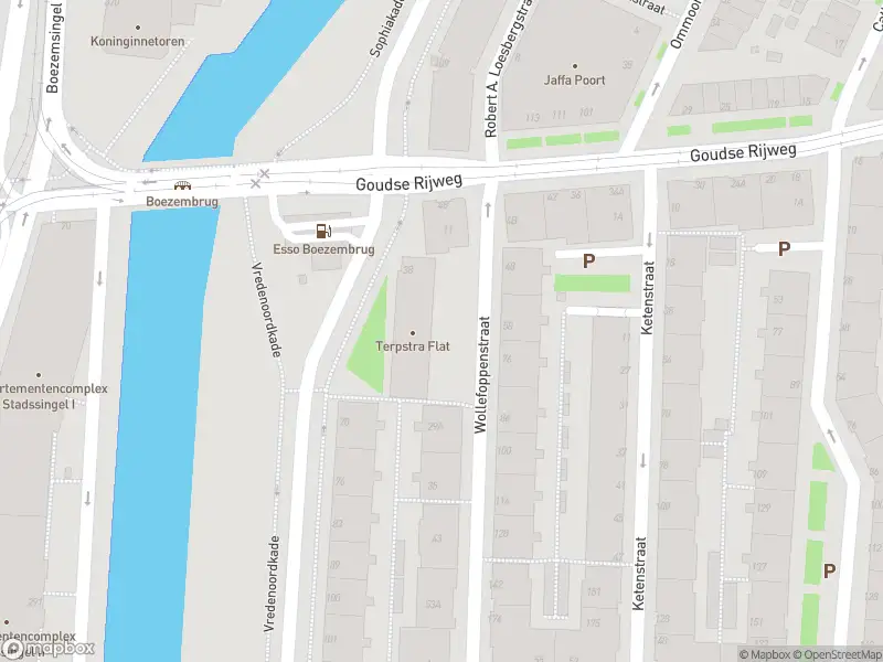 Ambulance met grote spoed naar de Wollefoppenstraat in Rotterdam