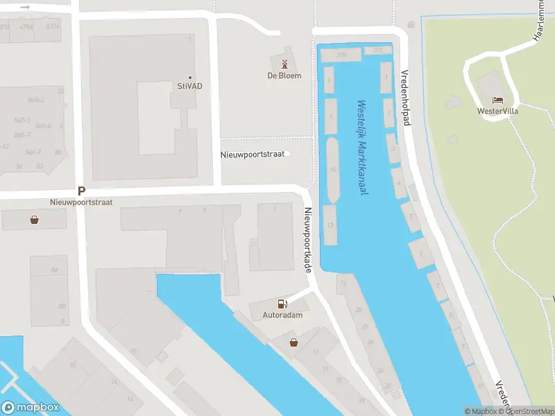 Ambulance met grote spoed naar de Nieuwpoortkade in Amsterdam