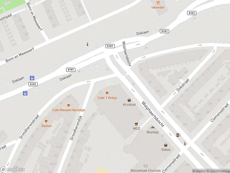 Ambulance met gepaste spoed naar de Wolphaertshof in Rotterdam vanwege wateroverlast