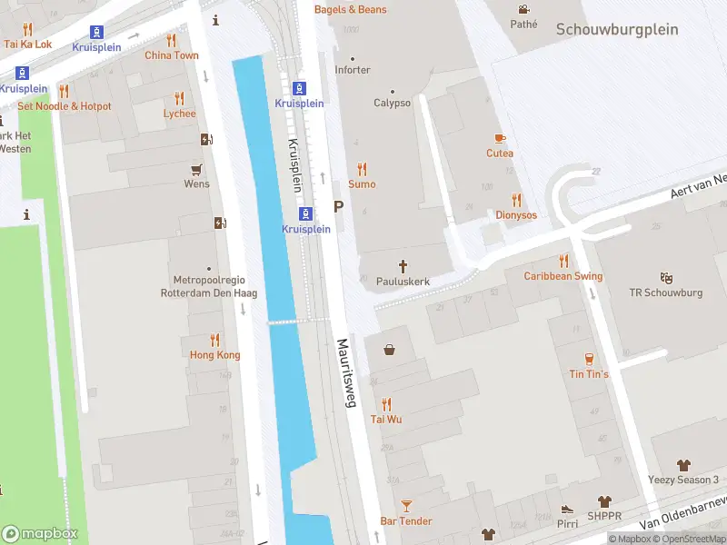 Ambulance met gepaste spoed naar de Mauritsweg in Rotterdam