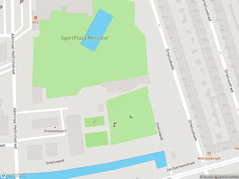 Ambulance met grote spoed naar de Orteliuspad in Amsterdam