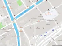 Ambulance met grote spoed naar de Vesteplein in Delft