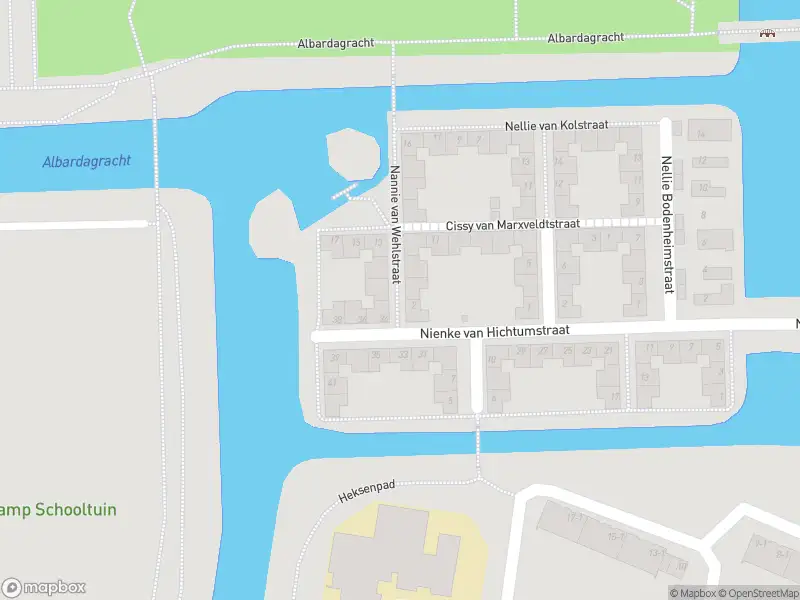 Ambulance met grote spoed naar de Nannie van Wehlstraat in Amsterdam