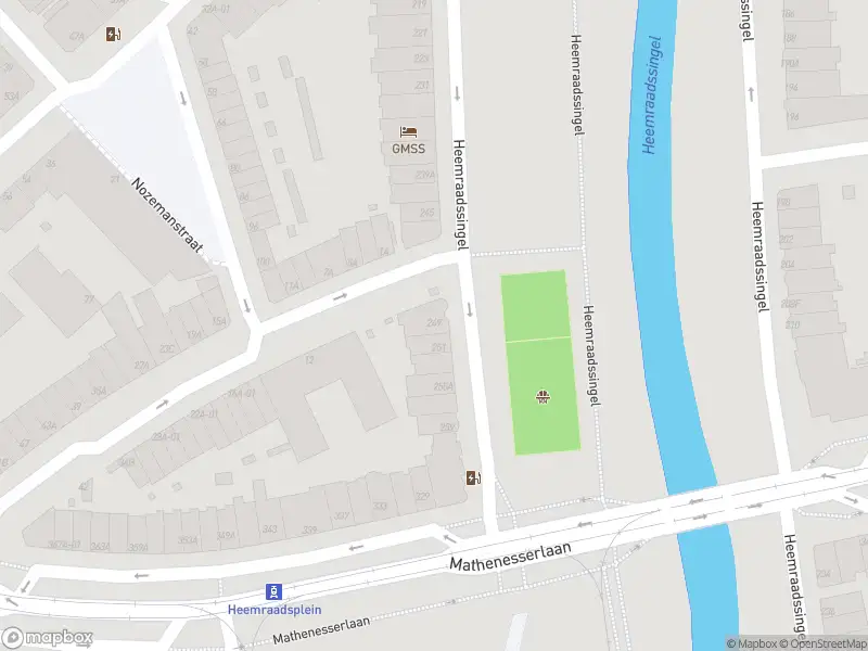 Ambulance met grote spoed naar de Heemraadssingel in Rotterdam