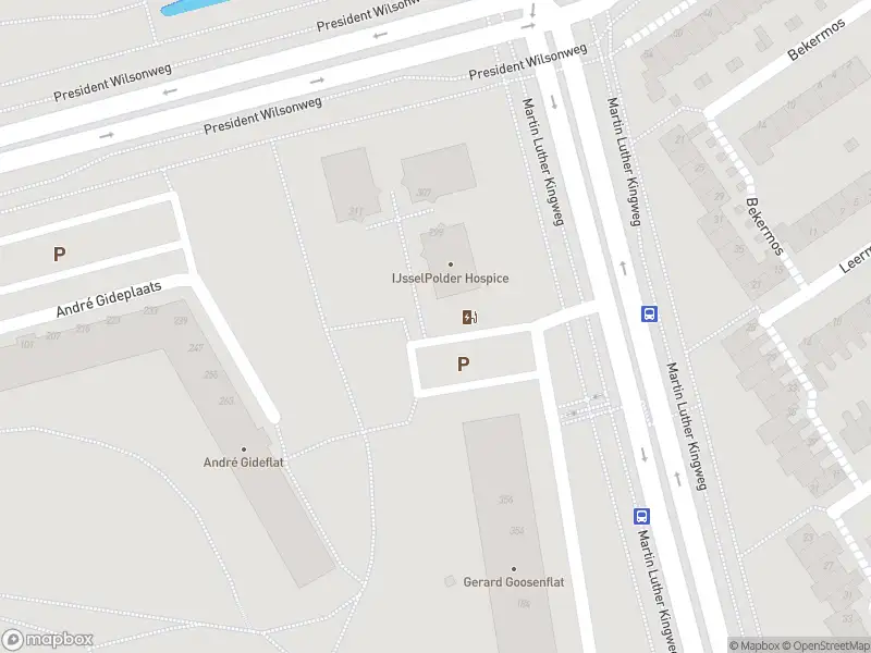 Ambulance met gepaste spoed naar de Thomas Mannplaats in Rotterdam