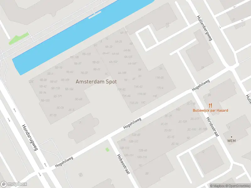 Ambulance met grote spoed naar de Hullenbergweg in Amsterdam
