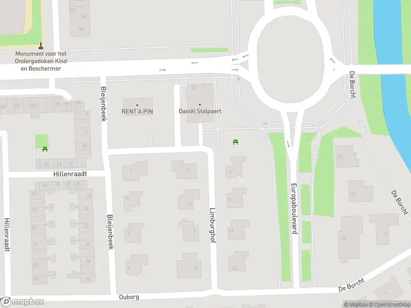 Ambulance met grote spoed naar de Limburghof in Amsterdam