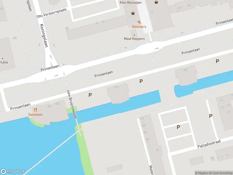 Ambulance met grote spoed naar de Prinsenlaan in Rotterdam