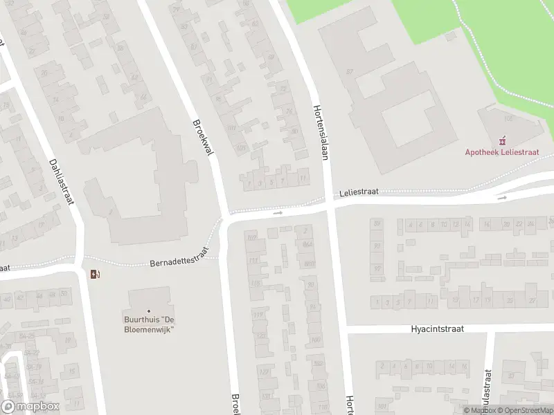 Brandweer met gepaste spoed naar de Leliestraat in Helmond vanwege gebouwbrand