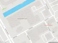 Ambulance met grote spoed naar de Hullenbergweg in Amsterdam