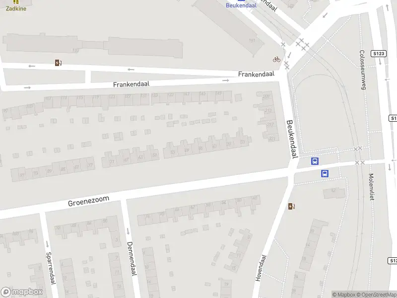 Ambulance met grote spoed naar de Groenezoom in Rotterdam