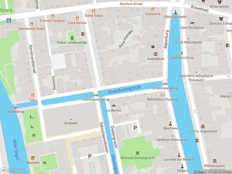 Ambulance met grote spoed naar de Groenhazengracht in Leiden