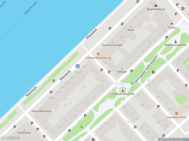 Ambulance met grote spoed naar de Cornelis Trompstraat in Rotterdam