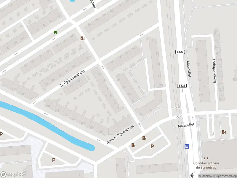 Ambulance met grote spoed naar de 1e Opbouwstraat in Rotterdam