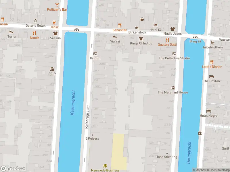 Ambulance met gepaste spoed naar de Reestraat in Amsterdam