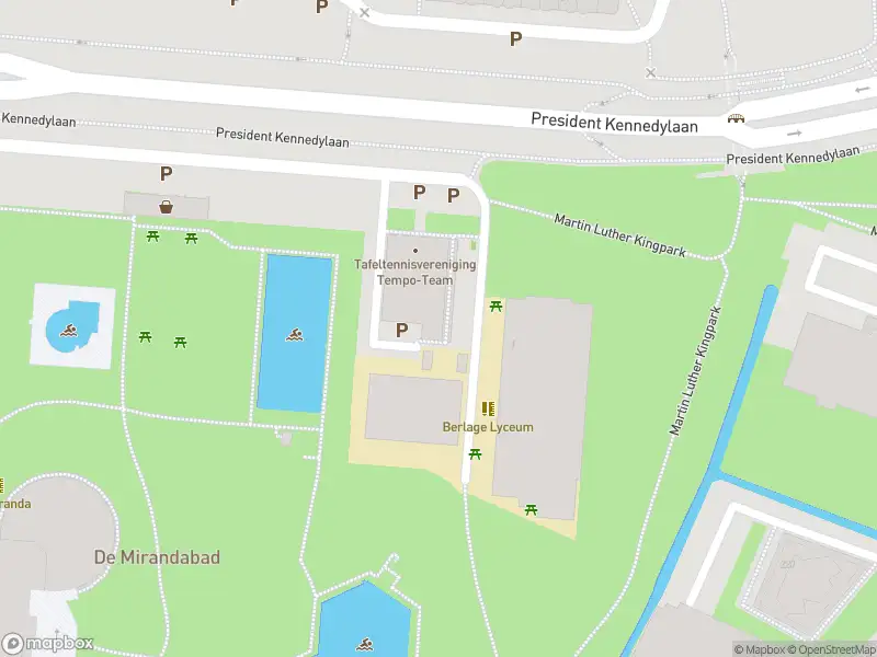 Brandweer met gepaste spoed naar de Kuinderstraat in Amsterdam vanwege afhijsen patient