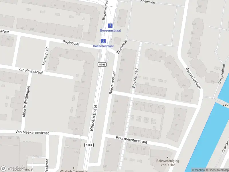 Ambulance met grote spoed naar de Boezemstraat in Rotterdam