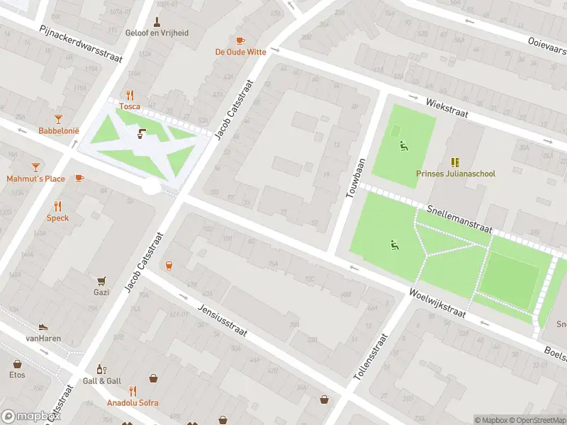 Ambulance met grote spoed naar de Woelwijkstraat in Rotterdam