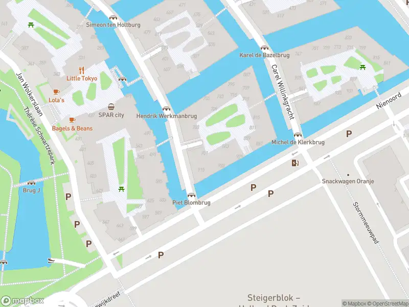 Ambulance met grote spoed naar de Charley Tooropgracht in Diemen