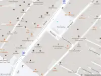 Ambulance met grote spoed naar de Beursplein in Amsterdam