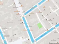 Ambulance met grote spoed naar de Congregatiehof in Delft