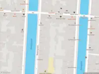 Ambulance met gepaste spoed naar de Reestraat in Amsterdam