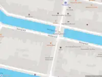 Ambulance met grote spoed naar de Vijzelstraat in Amsterdam