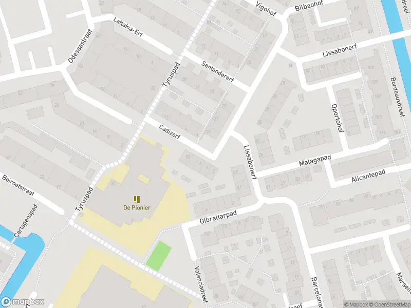 Ambulance met grote spoed naar de Cadizerf in Rotterdam