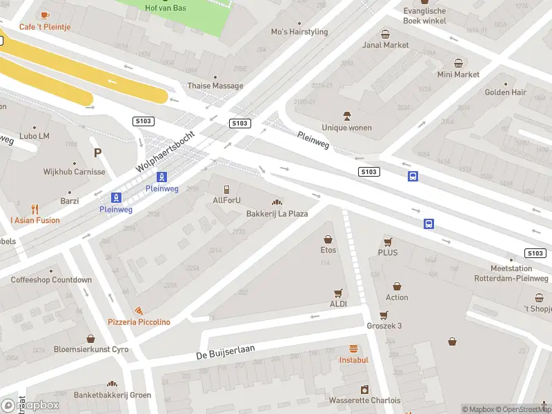 Ambulance met grote spoed naar de Pleinweg in Rotterdam