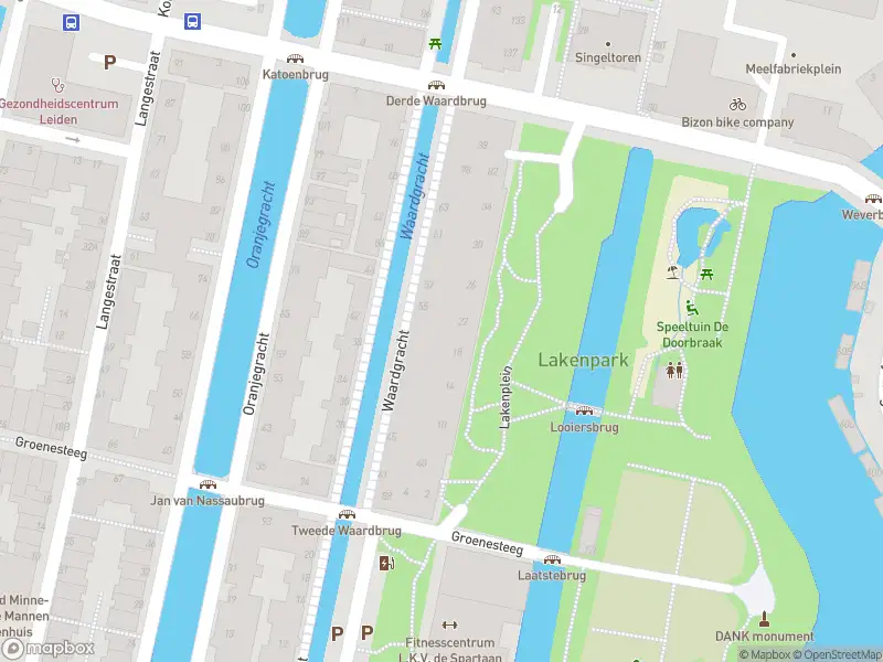 Ambulance met grote spoed naar de Lakenplein in Leiden