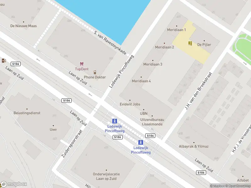 Ambulance met grote spoed naar de Laan op Zuid in Rotterdam