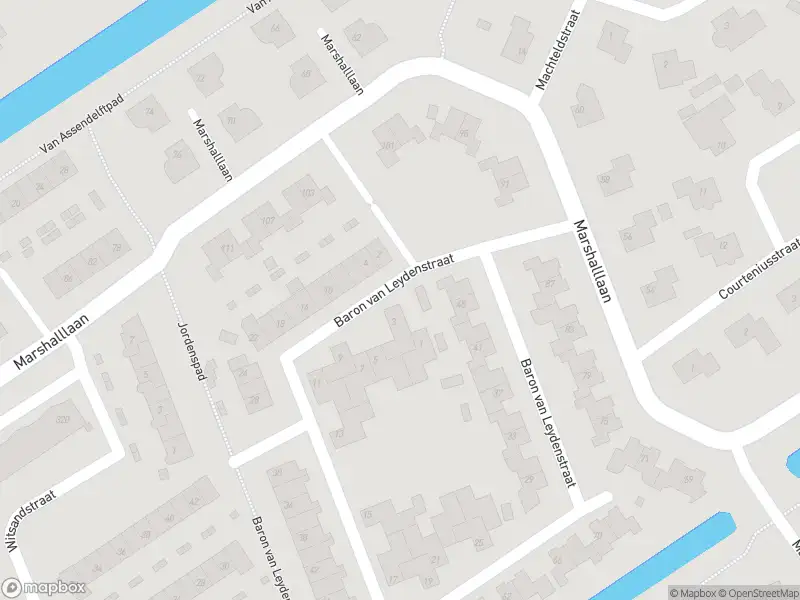 Ambulance met grote spoed naar de Baron van Leydenstraat in Hellevoetsluis