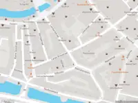 Ambulance met grote spoed naar de Lange Breestraat in Dordrecht