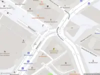 Ambulance met gepaste spoed naar de Waterlooplein in Amsterdam