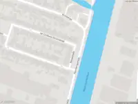 Ambulance met grote spoed naar de Nassaukade in Krommenie