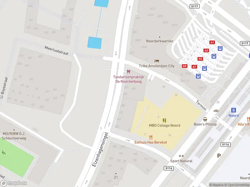 Ambulance met grote spoed naar de Elzenhagensingel in Amsterdam